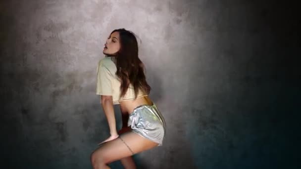 Прекрасна Азіатська Дівчина Танцює Фрістайл Хіп Хоп Денсхол Стиль Вуличного — стокове відео