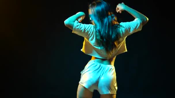 Serbest Dans Eden Güzel Asyalı Kız Hip Hop Dans Salonu — Stok video