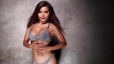 Serbest dans eden güzel Asyalı kız, hip hop, dans salonu, stüdyoda sokak dansı tarzı.