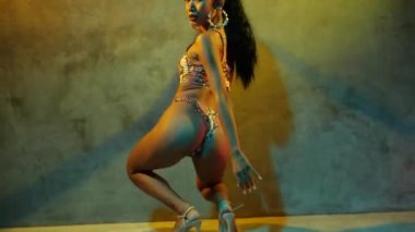 Serbest dans eden güzel Asyalı kız, hip hop, dans salonu, stüdyoda sokak dansı tarzı.