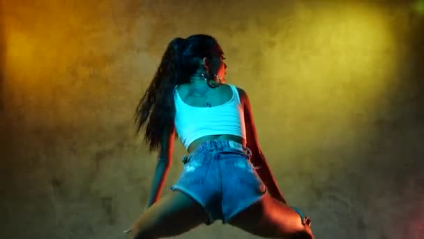 美丽的亚洲女孩在演播室里自由式 街舞风格 — 图库视频影像