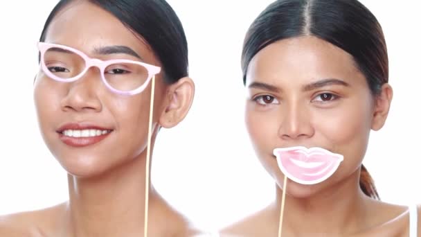 Retrato Duas Jovens Mulheres Asiáticas Sorridentes Posando Com Óculos Adereços — Vídeo de Stock