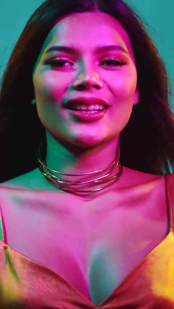 Retrato Tiro Jovem Flertando Bonito Mulher Asiática Brincando Posando Para — Vídeo de Stock