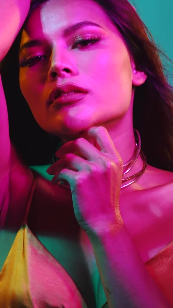Genç Asyalı Güzel Bir Kadının Pembe Mavi Neon Işıklarda Kameraya — Stok video