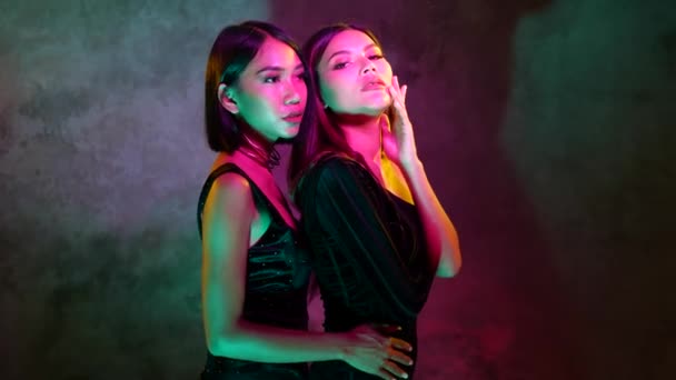 Portret Dwóch Młodych Flirtujących Azjatek Figlarnie Pozujących Kamery Różowych Niebieskich — Wideo stockowe
