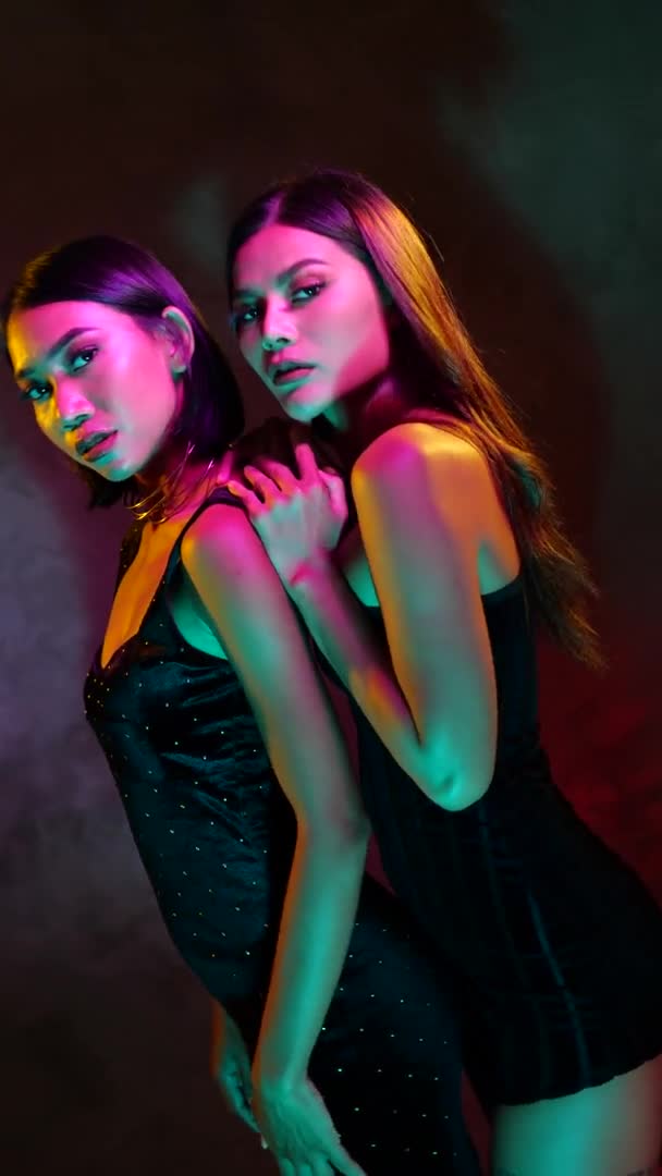Retrato Dois Jovens Flertando Mulheres Asiáticas Bonitos Brincando Posando Para — Vídeo de Stock