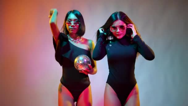 Dwie Młode Flirtujące Azjatki Czarnych Ciałach Okularach Figlarnie Disco Tańczące — Wideo stockowe