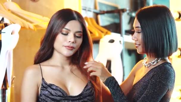 Dos Hermosas Mujeres Asiáticas Modelos Bailarinas Detrás Las Escenas Preparándose — Vídeos de Stock