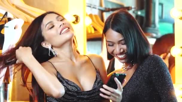 Dvě Krásné Asijské Ženy Modelky Nebo Tanečnice Zákulisí Připravující Šatně — Stock video