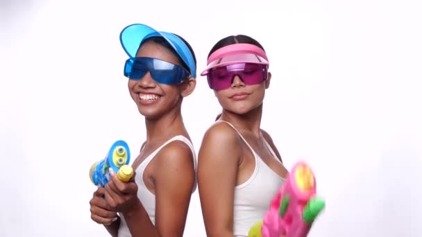 Портрет Двух Красивых Азиатских Женщин Розовом Синем Колпаке Солнцезащитных Очках — стоковое видео