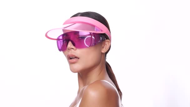 Porträt Der Schönen Asiatin Mit Rosa Sonnenbrille Und Sonnenbrille Posiert — Stockvideo