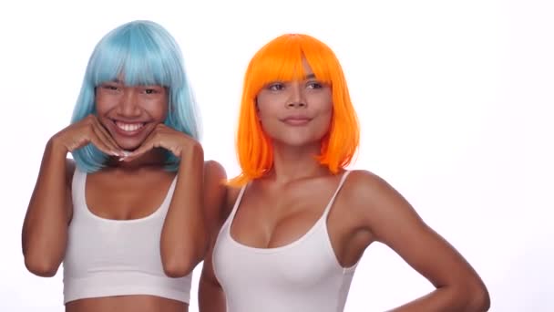 Retrato Dos Hermosas Amigas Asiáticas Felices Peluca Azul Brillante Naranja — Vídeo de stock