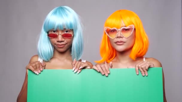 Retrato Dos Hermosas Amigas Asiáticas Felices Pelucas Color Brillante Gafas — Vídeos de Stock