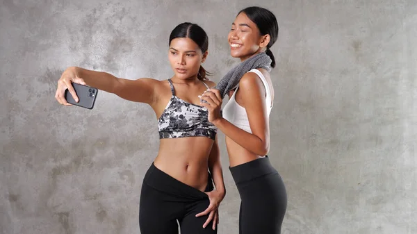 Δύο Όμορφες Νεαρές Ασιάτισσες Φωτογραφίζουν Selfie Έξυπνο Τηλέφωνο Στο Γυμναστήριο — Φωτογραφία Αρχείου
