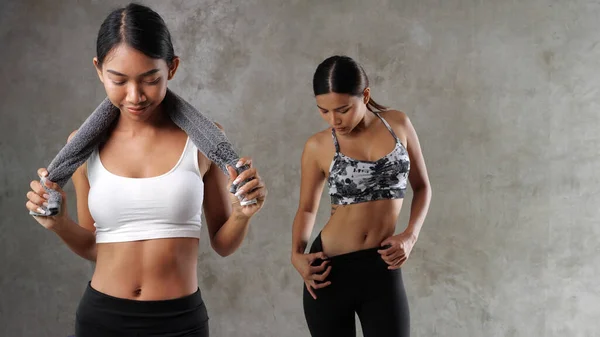 Två Vackra Unga Asiatiska Kvinnor Gymmet Glada Kvinnliga Vänner Tillbringar — Stockfoto