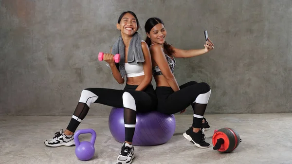 Két Gyönyörű Fiatal Ázsiai Pózol Fitnesz Labdával Súlyzóval Miközben Szelfi — Stock Fotó