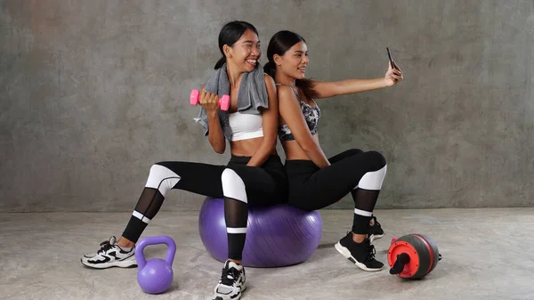 Két Gyönyörű Fiatal Ázsiai Pózol Fitnesz Labdával Súlyzóval Miközben Szelfi — Stock Fotó