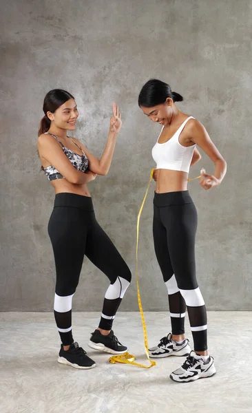 Zwei Schöne Junge Asiatinnen Messen Ihre Taille Fitnessstudio Glückliche Freundinnen — Stockfoto