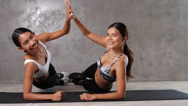 Dos Hermosas Mujeres Asiáticas Haciendo Ejercicio Esterilla Yoga Gimnasio Felices —  Fotos de Stock