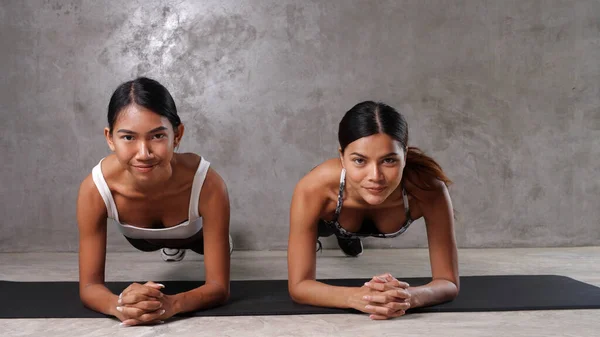 Две Красивые Молодые Азиатки Тренирующиеся Коврике Йоги Спортзале Счастливые Подруги — стоковое фото