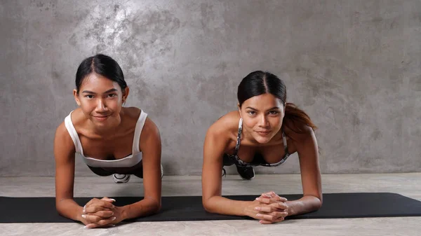 Dos Hermosas Mujeres Asiáticas Haciendo Ejercicio Esterilla Yoga Gimnasio Felices —  Fotos de Stock