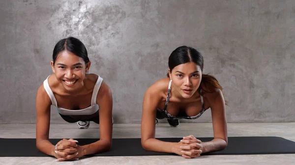 Две Красивые Молодые Азиатки Тренирующиеся Коврике Йоги Спортзале Счастливые Подруги — стоковое фото