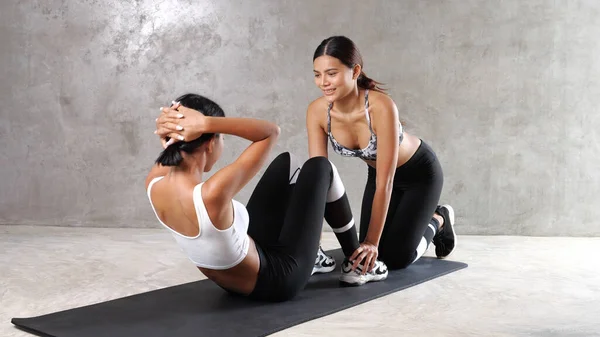 Duas Belas Jovens Mulheres Asiáticas Exercitando Tapete Ioga Ginásio Feliz — Fotografia de Stock