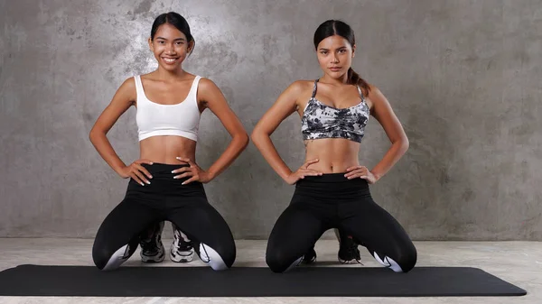 Dos Hermosas Mujeres Asiáticas Haciendo Ejercicio Esterilla Yoga Gimnasio Felices —  Fotos de Stock