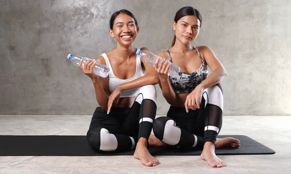 Two Beautiful Young Asian Women Taking Break Drinking Water Yoga — Stock Photo, Image