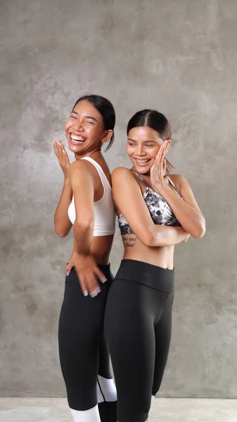 Dos Hermosas Mujeres Asiáticas Jóvenes Gimnasio Felices Amigas Pasando Tiempo — Foto de Stock