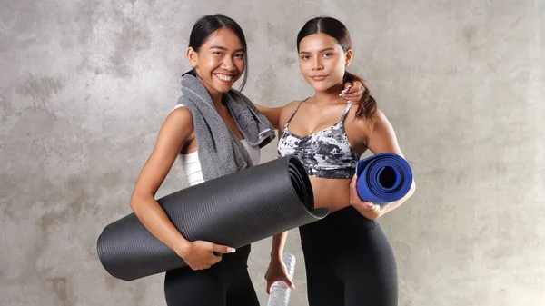 Vakre Asiatiske Kvinner Som Poserer Med Yogamatte Treningsstudioet Lykkelige Kvinnelige – stockfoto