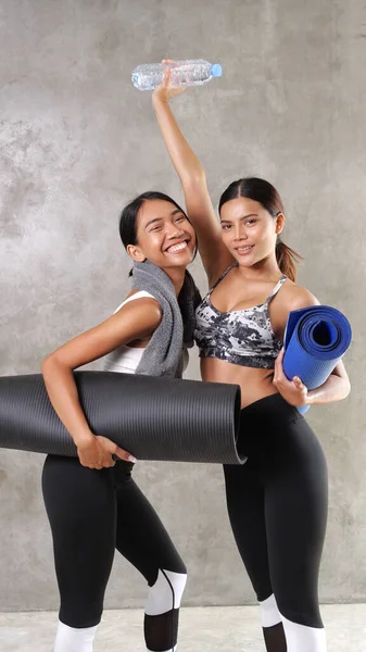 Twee Mooie Jonge Aziatische Vrouwen Poseren Met Yoga Mat Sportschool — Stockfoto