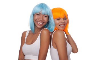 Parlak mavi ve turuncu peruklu iki güzel Asyalı kadının portresi beyaz arka planda poz veriyor.