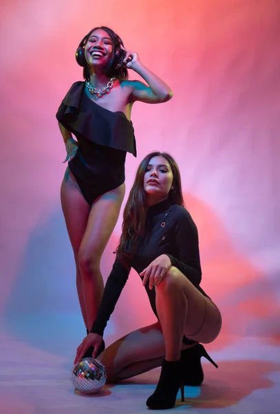 Twee Jonge Flirten Leuke Aziatische Vrouwen Zwarte Bodysuits Met Koptelefoon — Stockfoto