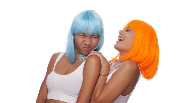 二つの美しいです幸せなアジアの女性の友人で明るい青とオレンジ色のウィッグポルノの上に白い背景 — ストック写真