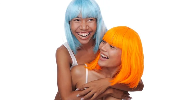 Портрет Двух Красивых Счастливых Азиатских Подруг Ярко Синем Оранжевом Парике — стоковое фото