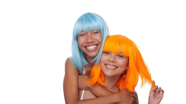 Retrato Dos Hermosas Amigas Asiáticas Felices Peluca Azul Brillante Naranja — Foto de Stock