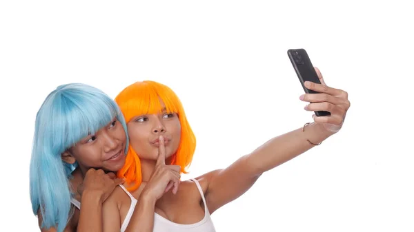 Ritratto Due Belle Amiche Asiatiche Felici Parrucca Blu Arancione Brillante — Foto Stock