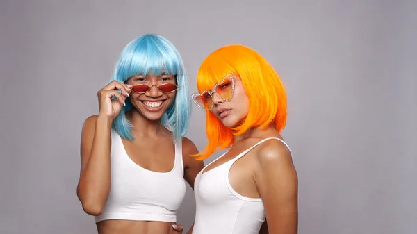 Porträt Zweier Wunderschöner Asiatischer Freundinnen Leuchtend Blauen Und Orangefarbenen Perücken — Stockfoto