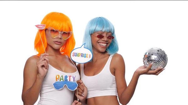 Two Young Smiling Asian Women Bright Color Wigs Sunglasses Posing — Stock Photo, Image