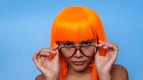 Ritratto Bella Donna Asiatica Felice Parrucca Arancione Brillante Occhiali Posa — Foto Stock