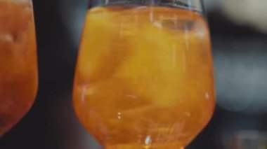 Şarap kadehindeki içkiye yaklaş.