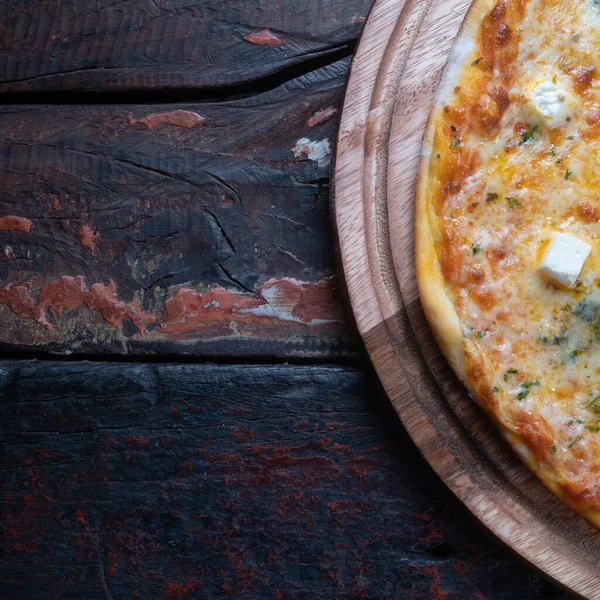 Draufsicht Auf Frische Leckere Pizza Mit Thunfisch Tomaten Paprika Und — Stockfoto