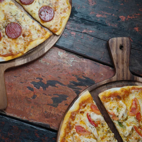 Bovenaanzicht Van Verse Lekkere Pizza Houten Ondergrond Een Pizza Met — Stockfoto