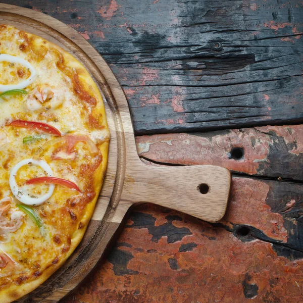 Bovenaanzicht Van Verse Smakelijke Pizza Met Zeevruchten Tomaat Paprika Mozzarella — Stockfoto