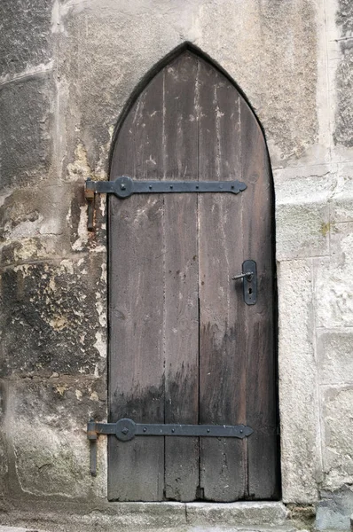 Szczegółowy Widok Średniowiecznych Gotyckich Drzwi Zamku — Zdjęcie stockowe