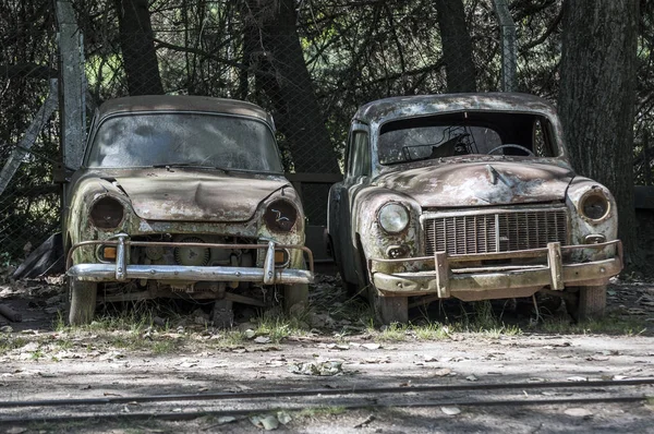 Imagem Stock Dois Carros Velhos Enferrujados Abandonados — Fotografia de Stock