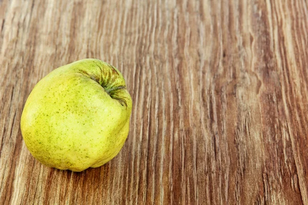 Smakelijk Rijp Kweepeer Houten Achtergrond Grunge Genomen Closeup — Stockfoto