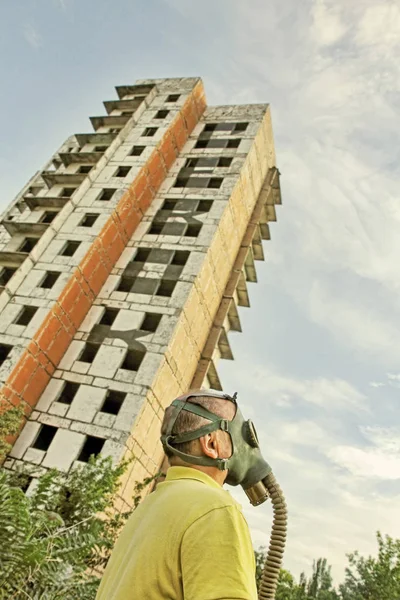 Person in gas mask on destroyed building and blue sky background — Stock Photo, Image