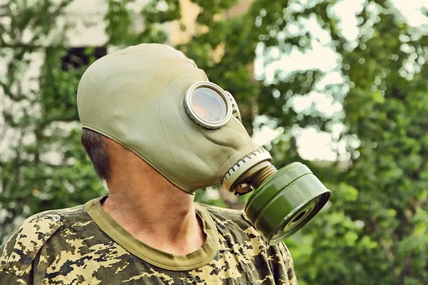 Män i gasmask tagit närbild på igenväxta urbana bakgrund. — Stockfoto